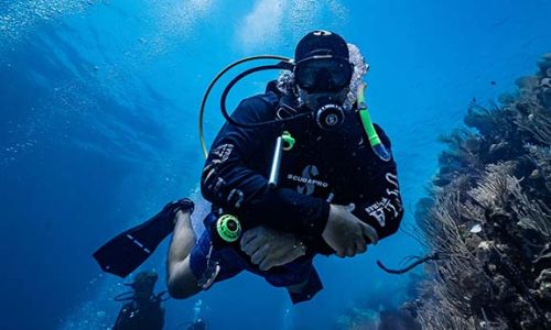 Cool advanced open water diver enjoying a dive in Utila Bay Islands